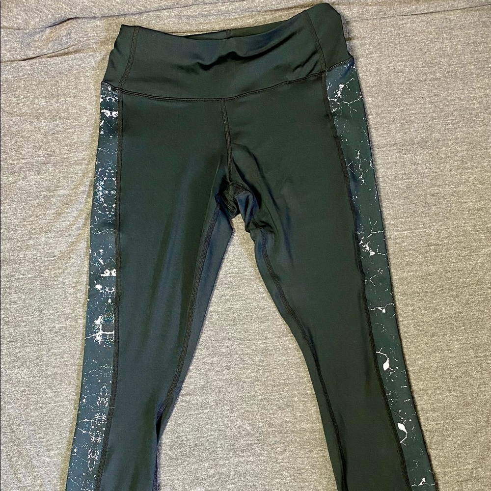 Size S 3/4 length Yoga Pants